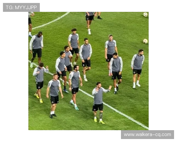 足球明星合影时的经典手势与瞬间分享，记录他们的友谊与激情时刻